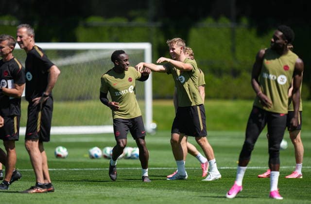 June 16, 2026, Vancouver, Bc, CANADA: Canada s Luc de Fougerolles, centre right, playfully shoves Richie Laryea, centre left, during a FIFA World Cup, WM, Weltmeisterschaft, Fussball soccer training session, in Vancouver, on Tuesday, June 16, 2026. Canada News - June 16, 2026  - ZUMAc35_ 20260616_zaf_c35_101 Copyright: xDarrylxDyckx