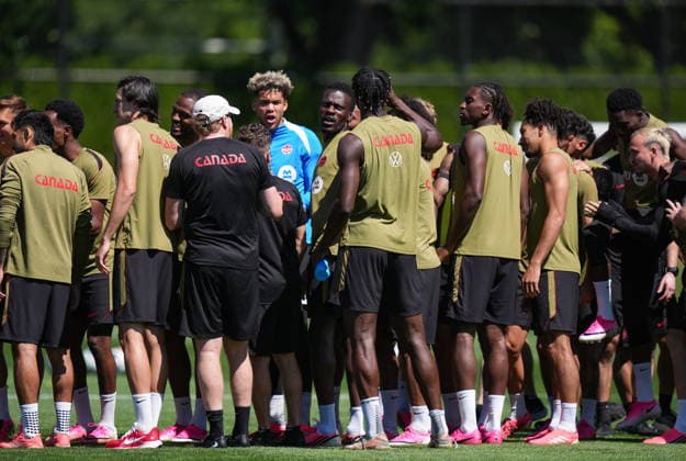 June 16, 2026, Vancouver, Bc, CANADA: Canada players, coaches and staff huddle together before a FIFA World Cup, WM, Weltmeisterschaft, Fussball soccer training session, in Vancouver, on Tuesday, June 16, 2026. Canada News - June 16, 2026  - ZUMAc35_ 20260616_zaf_c35_104 Copyright: xDarrylxDyckx