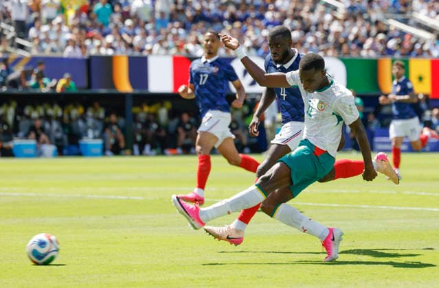 Senegal s Nicolas Jackson takes a shot against France in the first half of their FIFA World Cup, WM, Weltmeisterschaft, Fussball match at MetLife Stadium in East Rutherford, New Jersey, on Tuesday, June 16, 2026.  NYP20260616920 JOHNxANGELILLO