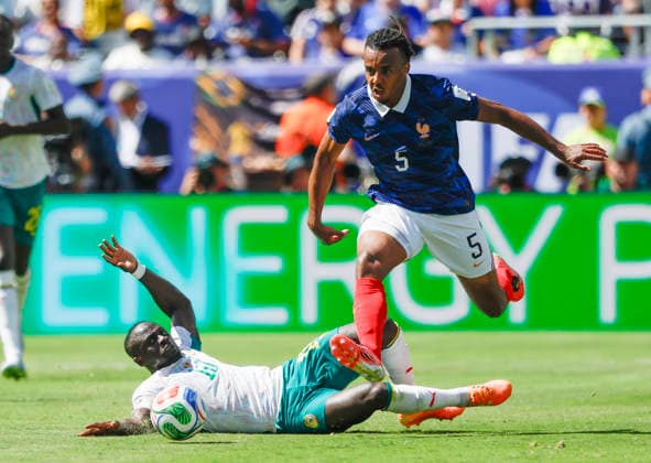 Jules Kounde of France (5) chases the ball as Senegal s Sadio Mane falls to the ground in the first half of their FIFA World Cup, WM, Weltmeisterschaft, Fussball match at MetLife Stadium in East Rutherford, New Jersey, on Tuesday, June 16, 2026.  NYP20260616921 JOHNxANGELILLO
