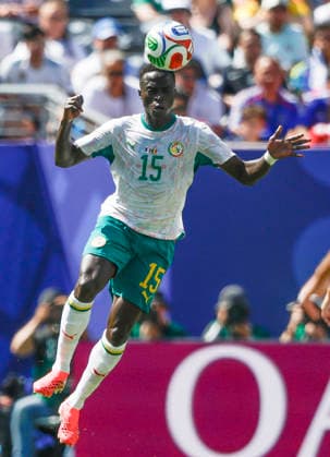 Senegal s Krepin Diatta heads the ball against France in the first half of their FIFA World Cup, WM, Weltmeisterschaft, Fussball match at MetLife Stadium in East Rutherford, New Jersey, on Tuesday, June 16, 2026.  NYP20260616924 JOHNxANGELILLO