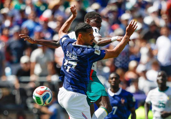 Senegal s Nicolas Jackson fights for the ball with William Saliba of France in the first half of their FIFA World Cup, WM, Weltmeisterschaft, Fussball match at MetLife Stadium in East Rutherford, New Jersey, on Tuesday, June 16, 2026.  NYP20260616926 JOHNxANGELILLO