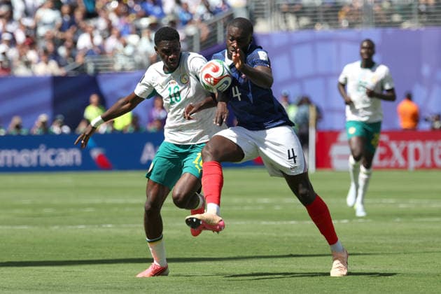 Dayot Upamecano (R) of France vies for the ball with Ismaila Sarr of Senegal during the FIFA World Cup, WM, Weltmeisterschaft, Fussball 2026 group stage match France against Senegal in at MetLife stadium in de New Jersey, USA, 16 June 2026. FIFA World Cup 2026 - Group I - France vs Senegal !ACHTUNG: NUR REDAKTIONELLE NUTZUNG!  Copyright: xSebastiaoxMoreirax GR2289 20260616-55020615294_1