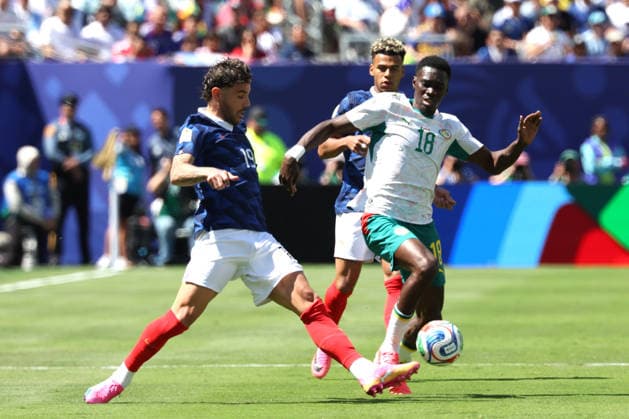 Theo Hernandez (L) of France vies for the ball with Ismaila Sarr of Senegal during the FIFA World Cup, WM, Weltmeisterschaft, Fussball 2026 group stage match France against Senegal in at MetLife stadium in de New Jersey, USA, 16 June 2026. FIFA World Cup 2026 - Group I - France vs Senegal !ACHTUNG: NUR REDAKTIONELLE NUTZUNG!  Copyright: xSebastiaoxMoreirax GR2275 0859298609st