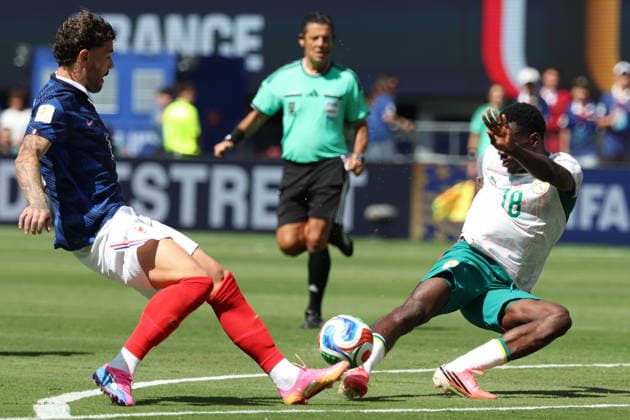 Theo Hernandez (L) of France vies for the ball with Ismaila Sarr of Senegal during the FIFA World Cup, WM, Weltmeisterschaft, Fussball 2026 group stage match France against Senegal in at MetLife stadium in de New Jersey, USA, 16 June 2026. FIFA World Cup 2026 - Group I - France vs Senegal !ACHTUNG: NUR REDAKTIONELLE NUTZUNG!  Copyright: xSebastiaoxMoreirax GR2295 0859298610st