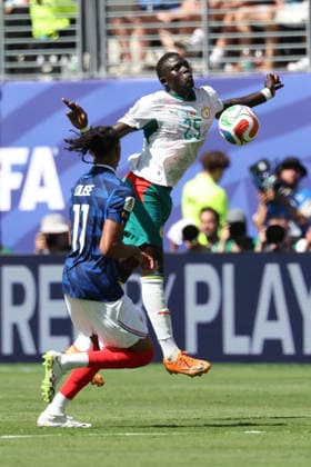 Michael Olise (L) of France vies for the ball with El Hadji Malick Diouf of Senegal during the FIFA World Cup, WM, Weltmeisterschaft, Fussball 2026 group stage match France against Senegal in at MetLife stadium in de New Jersey, USA, 16 June 2026. FIFA World Cup 2026 - Group I - France vs Senegal !ACHTUNG: NUR REDAKTIONELLE NUTZUNG!  Copyright: xSebastiaoxMoreirax GR2305 20260616-55020615289009_1009