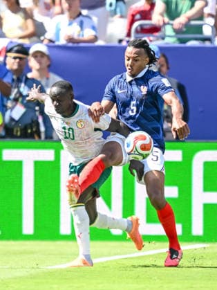 Sadio Mane (Senegal) and Jules Kounde (France) battle for the ball during the FIFA World Cup, WM, Weltmeisterschaft, Fussball 2026 Group I match between France and Senegal at New York New Jersey Stadium on June 16, 2026 in East Rutherford, United States. (Photo by Harry Langer DeFodi Images) -