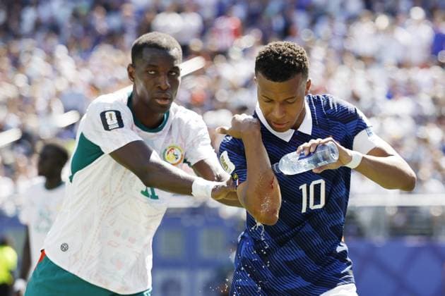NEW JERSEY - (LR) Nicolas Jackson of Senegal, Kylian Mbappe of France tends to his wound during the 2026 FIFA World Cup, WM, Weltmeisterschaft, Fussball Group I match between France and Senegal at the New Jersey Stadium on June 16, 2026, in New Jersey, United States. MAURICE VAN STEEN ANP FIFA World Cup 2026 2026 xVIxANPxSportx xMauricexvanxSteenxIVx 561190839 originalFilename: 561190839.jpg