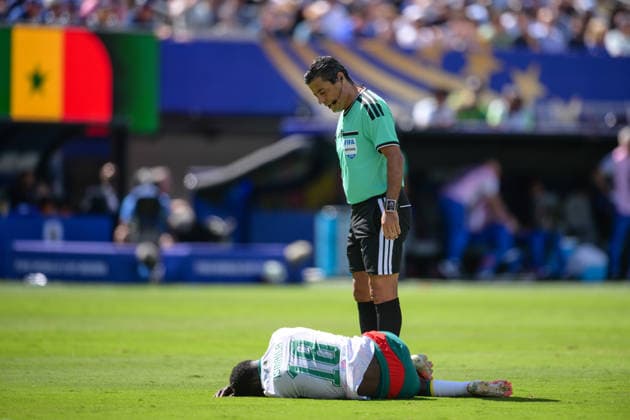 Fußball, WM 2026, 20260616, Frankreich - Senegal. Im Bild v.l. ismaÃ¯la SARR (Senegal, 18), angeschlagen am Boden Schiedsrichter Alireza FAGHANI (Iran). East Rutherford New-York-New-Jersey-Stadion New Jersey Vereinigte Staaten von Amerika