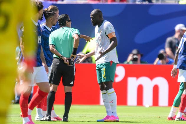 Fußball, WM 2026, 20260616, Frankreich - Senegal. Im Bild v.l. Schiedsrichter Alireza FAGHANI (Iran), Kalidou KOULIBALY (Senegal, 3). East Rutherford New-York-New-Jersey-Stadion New Jersey Vereinigte Staaten von Amerika