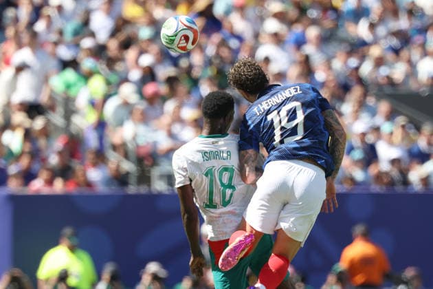 Theo Hernandez (R) of France vies for the ball with Ismaila Sarr of Senegal during the FIFA World Cup, WM, Weltmeisterschaft, Fussball 2026 group stage match France against Senegal in at MetLife stadium in de New Jersey, USA, 16 June 2026. FIFA World Cup 2026 - Group I - France vs Senegal !ACHTUNG: NUR REDAKTIONELLE NUTZUNG!  Copyright: xSebastiaoxMoreirax GR2308 20260616-55020615427_1