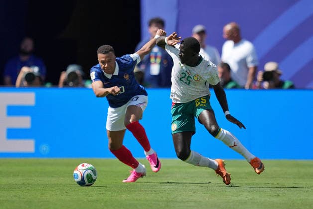 SOCCER - FIFA World Cup, WM, Weltmeisterschaft, Fussball - France vs. Senegal Photo by IPA ABACAPRESS.COM85758749 - Kylian Mbappé of France in action against El Hadji Malick Diouf of Senegal during the France vs. Senegal FIFA World Cup match in New York, USA, on June 16, 2026 New York  Copyright: xIPAxSport ABACAx