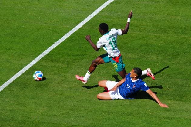 William Saliba of France tackles IsmaÃ¯la Sarr of Senegal France v Senegal, 2026 FIFA World Cup, WM, Weltmeisterschaft, Fussball Group I, Football, New York New Jersey Stadium, East Rutherford, New Jersey, USA - 16 Jun 2026East Rutherford New York New Jersey Stadium New Jersey (NJ) United States of America EDITORIAL USE ONLY No use with unauthorised audio, video, data, fixture lists, club league logos or live services. Online in-match use limited to 120 images, no video emulation. No use in betting, games or single club league player publications.  Copyright: xJavierxGarcia Shutterstockx 16928918bg