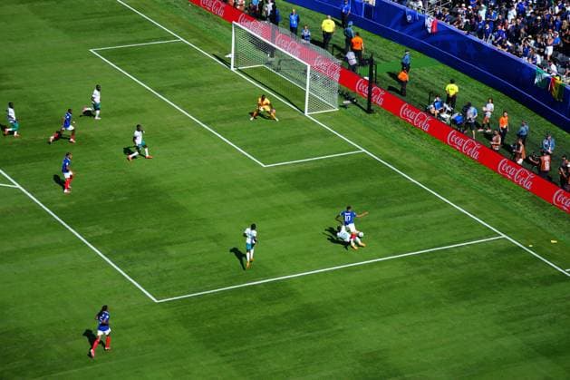 Sadio ManÃ of Senegal tackles Kylian MbappÃ of France in the penalty afrea France v Senegal, 2026 FIFA World Cup, WM, Weltmeisterschaft, Fussball Group I, Football, New York New Jersey Stadium, East Rutherford, New Jersey, USA - 16 Jun 2026East Rutherford New York New Jersey Stadium New Jersey (NJ) United States of America EDITORIAL USE ONLY No use with unauthorised audio, video, data, fixture lists, club league logos or live services. Online in-match use limited to 120 images, no video emulation. No use in betting, games or single club league player publications.  Copyright: xJavierxGarcia Shutterstockx 16928918bk