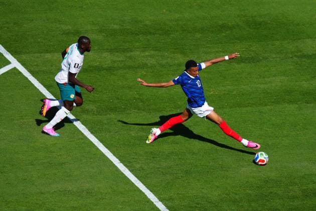 Kylian MbappÃ of France stretches for the ball France v Senegal, 2026 FIFA World Cup, WM, Weltmeisterschaft, Fussball Group I, Football, New York New Jersey Stadium, East Rutherford, New Jersey, USA - 16 Jun 2026East Rutherford New York New Jersey Stadium New Jersey (NJ) United States of America EDITORIAL USE ONLY No use with unauthorised audio, video, data, fixture lists, club league logos or live services. Online in-match use limited to 120 images, no video emulation. No use in betting, games or single club league player publications.  Copyright: xJavierxGarcia Shutterstockx 16928918bn