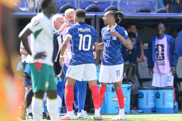 Fußball, WM 2026, 20260616, Frankreich - Senegal. Im Bild v.l. Trainer Frankreich Didier DESCHAMPS, Torschütze 1:0, Kylian MBAPPE (Frankreich, 10), Michael OLISE (Frankreich, 11). East Rutherford New-York-New-Jersey-Stadion New Jersey Vereinigte Staaten von Amerika
