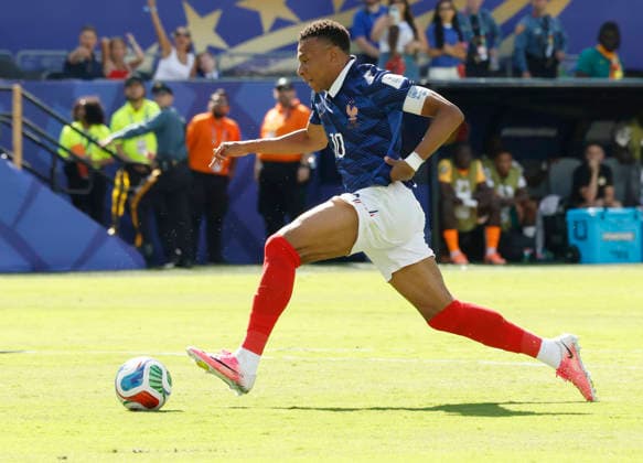 Kylian Mbappe of France races towards the Senegal goal before scoring in the second half of their FIFA World Cup, WM, Weltmeisterschaft, Fussball match at MetLife Stadium in East Rutherford, New Jersey, on Tuesday, June 16, 2026.  NYP20260616933 JOHNxANGELILLO