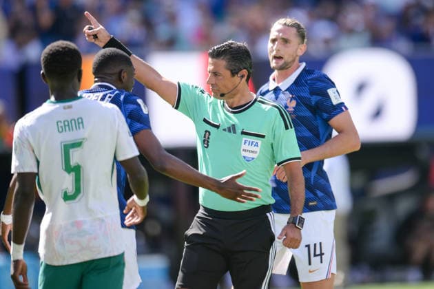 Fußball, WM 2026, 20260616, Frankreich - Senegal. Im Bild v.l. Ousmane DEMBELE (Frankreich, 7), reklamiert Schiedsrichter Alireza FAGHANI (Iran). East Rutherford New-York-New-Jersey-Stadion New Jersey Vereinigte Staaten von Amerika
