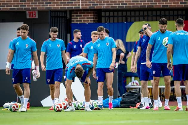 DALLAS - (lr) Croatian goalkeeper Ivor Pandur, Croatian Petar Sucic, and Croatian Luka Sucic during the 2026 World Cup, Croatian training at Washburne Soccer and Track Stadium on June 16, 2026, in Dallas, United States. (Photo by Stefan Koops EYE4IMAGES DeFodi Images) -
