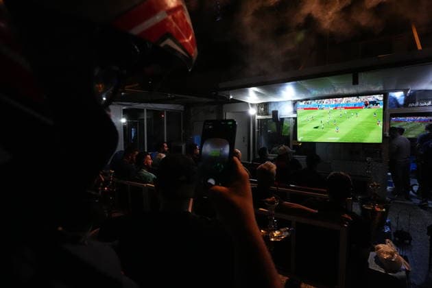 Iraqi fans gather in Baghdad to support their national team, Nationalteam BAGHDAD, IRAQ - JUNE 16: Large screens are set up at cafes and restaurants , while supporters wearing national team jerseys and carrying Iraqi flags gathered in the streets to show their support for the team. in Baghdad, Iraq on June 16, 2026. Excitement is building across Iraq ahead of the national team s crucial match at the 2026 FIFA World Cup, WM, Weltmeisterschaft, Fussball Murtadha AL-Sudani Anadolu Baghdad Iraq. Editorial use only. Please get in touch for any other usage.  Copyright: x2026xAnadoluxMurtadhaxAL-Sudanix