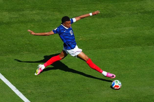 Kylian MbappÃ of France stretches for the ball France v Senegal, 2026 FIFA World Cup, WM, Weltmeisterschaft, Fussball Group I, Football, New York New Jersey Stadium, East Rutherford, New Jersey, USA - 16 Jun 2026East Rutherford New York New Jersey Stadium New Jersey (NJ) United States of America EDITORIAL USE ONLY No use with unauthorised audio, video, data, fixture lists, club league logos or live services. Online in-match use limited to 120 images, no video emulation. No use in betting, games or single club league player publications.  Copyright: xJavierxGarcia Shutterstockx 16928918cm