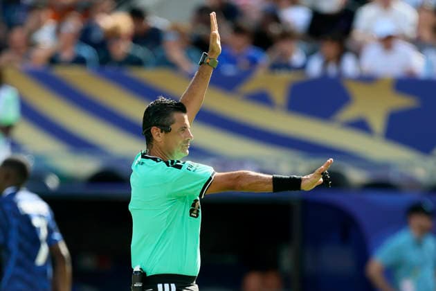 France v Senegal: Group I - FIFA World Cup, WM, Weltmeisterschaft, Fussball 2026 Referee Alireza Faghani signals during the FIFA World Cup 2026 Group I match between France and Senegal at New York New Jersey Stadium on June 16, 2026 in East Rutherford, United States. East Rutherford New York New Jersey Stadium NJ United States Copyright: xAllstarxPicturexLibraryxLtdx