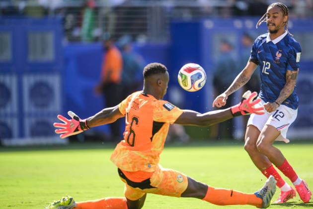Fußball, WM 2026, 20260616, Frankreich - Senegal. Im Bild Tor 2:0, v.l. Torwart Edouard MENDY (Senegal, 16), Torschütze Bradley BARCOLA (Frankreich, 12). East Rutherford New-York-New-Jersey-Stadion New Jersey Vereinigte Staaten von Amerika