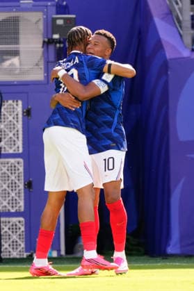 France v Senegal: Group I - FIFA World Cup, WM, Weltmeisterschaft, Fussball 2026 Bradley Barcola of France celebrates a goal with Kylian Mbappe of France during the FIFA World Cup 2026 Group I match between France and Senegal at New York New Jersey Stadium on June 16, 2026 in East Rutherford, New Jersey. East Rutherford NJ United States  Copyright: xJosexBretonx originalFilename:bretonhernandez-francevs260616_npQyp.jpg