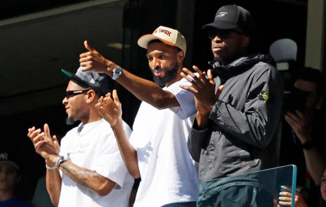 Members of the NBA, Basketball Herren, USA Champion New York Knicks watch the action as Senegal plays France in a FIFA World Cup, WM, Weltmeisterschaft, Fussball match at MetLife Stadium in East Rutherford, New Jersey, on Tuesday, June 16, 2026.  NYP20260616949 JOHNxANGELILLO