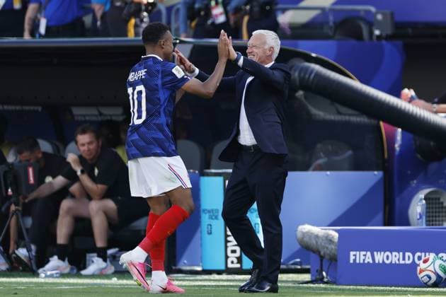 NEW JERSEY - (LR) Kylian Mbappe of France manager Didier Deschamps celebrates the 3-1 during the 2026 FIFA World Cup, WM, Weltmeisterschaft, Fussball Group I match between France and Senegal at the New Jersey Stadium on June 16, 2026, in New Jersey, United States. MAURICE VAN STEEN ANP FIFA World Cup 2026 2026 xVIxANPxSportx xMauricexvanxSteenxIVx 561194539 originalFilename: 561194539.jpg