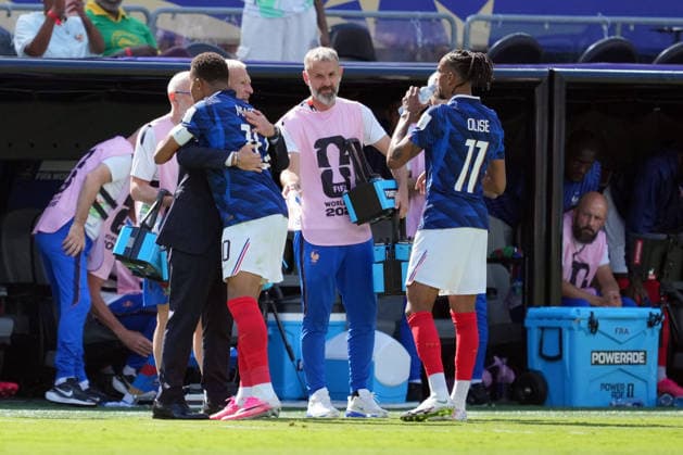 IPA85760765 - Kylian Mbappé of France celebrates after scoring a goal with Didier Deschamps, head coach of France, during the France vs. Senegal FIFA World Cup, WM, Weltmeisterschaft, Fussball match in New York, USA, on June 16, 2026  Copyright: xEmmanuelexMastrodonato IPAxSportx xx 85760765