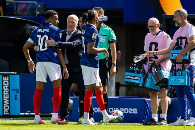 EAST RUTHERFORD, NEW JERSEY - JUNE 16: Kylian Mbappe of France celebrates with France head coach Didier Deschamps after scoring his team s first goal during the FIFA World Cup, WM, Weltmeisterschaft, Fussball 2026 Group I match between France and Senegal at New York New Jersey Stadium on June 16, 2026 in East Rutherford, New Jersey.  Copyright: xMBxMediax
