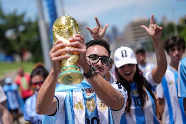 Argentina fans gather in Kansas City ahead of Algeria match KANSAS CITY, UNITED STATES - JUNE 16: Fans gather in downtown Kansas City ahead of the 2026 FIFA World Cup, WM, Weltmeisterschaft, Fussball Group J match between Argentina and Algeria in Kansas City, United States, on June 16, 2026. Hakan Akgun Anadolu Kansas City United States. Editorial use only. Please get in touch for any other usage.  Copyright: x2026xAnadoluxHakanxAkgunx