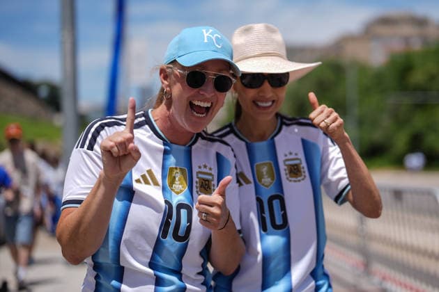 Argentina fans gather in Kansas City ahead of Algeria match KANSAS CITY, UNITED STATES - JUNE 16: Fans gather in downtown Kansas City ahead of the 2026 FIFA World Cup, WM, Weltmeisterschaft, Fussball Group J match between Argentina and Algeria in Kansas City, United States, on June 16, 2026. Hakan Akgün Anadolu Kansas City United States. Editorial use only. Please get in touch for any other usage.  Copyright: x2026xAnadoluxHakanxAkgünx