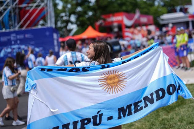 Argentina fans gather in Kansas City ahead of Algeria match KANSAS CITY, UNITED STATES - JUNE 16: Fans gather in downtown Kansas City ahead of the 2026 FIFA World Cup, WM, Weltmeisterschaft, Fussball Group J match between Argentina and Algeria in Kansas City, United States, on June 16, 2026. Hakan Akgün Anadolu Kansas City United States. Editorial use only. Please get in touch for any other usage.  Copyright: x2026xAnadoluxHakanxAkgünx