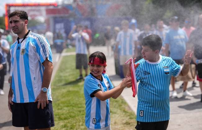 Argentina fans gather in Kansas City ahead of Algeria match KANSAS CITY, UNITED STATES - JUNE 16: Fans gather in downtown Kansas City ahead of the 2026 FIFA World Cup, WM, Weltmeisterschaft, Fussball Group J match between Argentina and Algeria in Kansas City, United States, on June 16, 2026. Hakan Akgün Anadolu Kansas City United States. Editorial use only. Please get in touch for any other usage.  Copyright: x2026xAnadoluxHakanxAkgünx