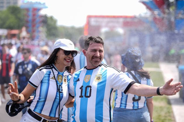 Argentina fans gather in Kansas City ahead of Algeria match KANSAS CITY, UNITED STATES - JUNE 16: Fans gather in downtown Kansas City ahead of the 2026 FIFA World Cup, WM, Weltmeisterschaft, Fussball Group J match between Argentina and Algeria in Kansas City, United States, on June 16, 2026. Hakan Akgün Anadolu Kansas City United States. Editorial use only. Please get in touch for any other usage.  Copyright: x2026xAnadoluxHakanxAkgünx