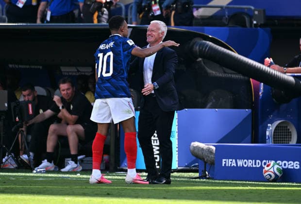 Fussball, Länderspiel, Herren, FIFA World Cup, WM, Weltmeisterschaft, Fussball 2026, Fussball-Weltmeisterschaft, USA, Gruppe I, MetLife Stadium New Jersey: Frankreich - Senegal 3:1; Jubel Kylian Mbappe (FRA) nach seinem Tor zum 3:1, zusammen mit Nationaltrainer Didier Deschamps (FRA). Jubel, Freude, Aktion.