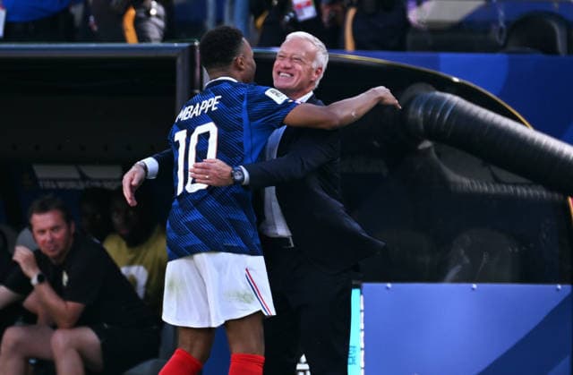 Fussball, Länderspiel, Herren, FIFA World Cup, WM, Weltmeisterschaft, Fussball 2026, Fussball-Weltmeisterschaft, USA, Gruppe I, MetLife Stadium New Jersey: Frankreich - Senegal 3:1; Jubel Kylian Mbappe (FRA) nach seinem Tor zum 3:1, zusammen mit Nationaltrainer Didier Deschamps (FRA). Jubel, Freude, Aktion.