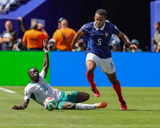 June 16, 2026, East Rutherford, New Jersey, USA: Senegal forward SADIO MANE (10) falls to the ground while France defender JULES KOUNDE (5) goes after the ball during the 2026 FIFA World Cup, WM, Weltmeisterschaft, Fussball match between France and Senegal at MetLife Stadium in East Rutherford, NJ East Rutherford USA - ZUMAr225 20260616_zsp_r225_015 Copyright: xScottxRausenbergerx