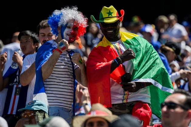 France v Senegal - FIFA World Cup, WM, Weltmeisterschaft, Fussball 2026 A fan of France and a fan of Senegal pose for a photo prior to the FIFA World Cup 2026 Group I football match between France and Senegal. East Rutherford United States Copyright: xNicolòxCampox