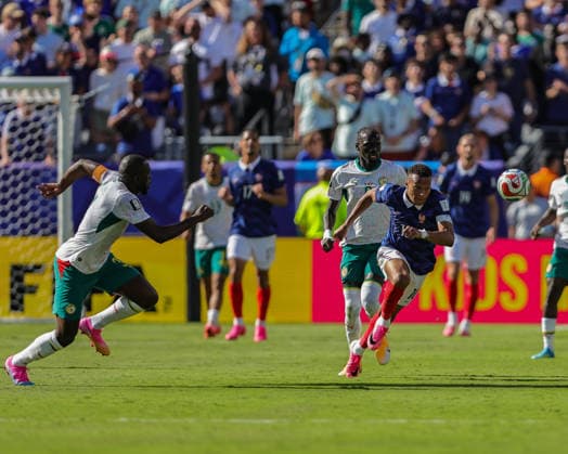 June 16, 2026, East Rutherford, New Jersey, USA: France forward KYLIAN MBAPPE (10) chases down the ball while the Senegal defenders pursue during the 2026 FIFA World Cup, WM, Weltmeisterschaft, Fussball match between France and Senegal at MetLife Stadium in East Rutherford, NJ East Rutherford USA - ZUMAr225 20260616_zsp_r225_029 Copyright: xScottxRausenbergerx