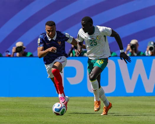 June 16, 2026, East Rutherford, New Jersey, USA: France forward KYLIAN MBAPPE (10) and Senegal defender EL HADJI MALICK DIOUF (25) chase down the ball during the 2026 FIFA World Cup, WM, Weltmeisterschaft, Fussball match between France and Senegal at MetLife Stadium in East Rutherford, NJ East Rutherford USA - ZUMAr225 20260616_zsp_r225_032 Copyright: xScottxRausenbergerx