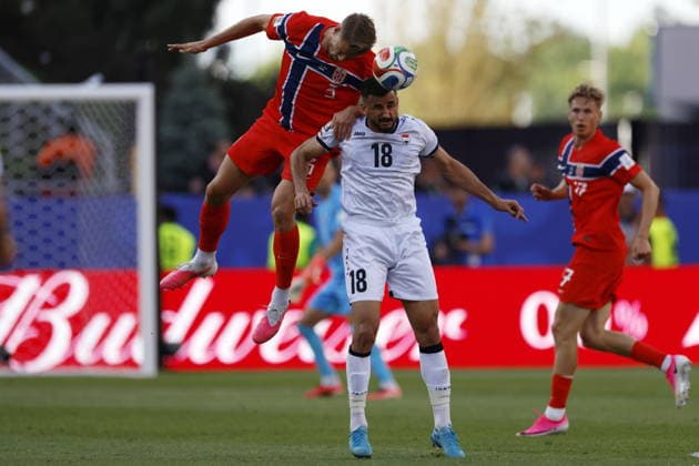 FIFA World Cup, WM, Weltmeisterschaft, Fussball 2026 - Group I - Iraq vs Norway Aymen Hussein of Iraq (R) in action against Kristoffer Ajer of Norway (L) during the FIFA World Cup 2026 group stage match Iraq against Norway, in Boston, Massachusetts, USA, 16 June 2026. Foxborough United States  Copyright: xGREGxM.xCOOPERx