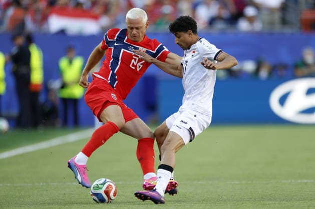 FIFA World Cup, WM, Weltmeisterschaft, Fussball 2026 - Group I - Iraq vs Norway Julian Ryerson of Norway (L) in action against Ali Jasim of Iraq (R) during the FIFA World Cup 2026 group stage match Iraq against Norway, in Boston, Massachusetts, USA, 16 June 2026. Foxborough United States  Copyright: xGREGxM.xCOOPERx