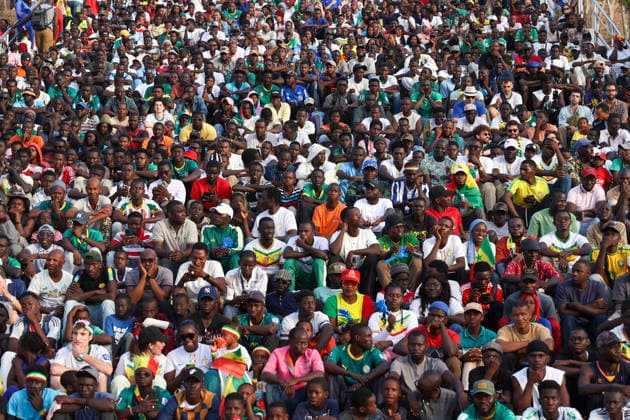 Senegal fans watch team s World Cup debut on giant screen DAKAR, SENEGAL - JUNE 16: Senegal fans watch their national team, Nationalteam s 2026 FIFA World Cup, WM, Weltmeisterschaft, Fussball Group I match against France on a giant screen set up at the African Renaissance Monument in Dakar, Senegal, on June 16, 2026. Hundreds of supporters gathered at the square ahead of kickoff, waving Senegalese flags and wearing national team jerseys as they followed the match. Cem Ozdel Anadolu Dakar Senegal. Editorial use only. Please get in touch for any other usage.  Copyright: x2026xAnadoluxCemxOzdelx