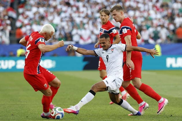 FIFA World Cup, WM, Weltmeisterschaft, Fussball 2026 - Group I - Iraq vs Norway Ali Al-Hamadi of Iraq (C) in action against Julian Ryerson (L) and Alexander Sorloth (R) of Norway during the FIFA World Cup 2026 group stage match Iraq against Norway, in Boston, Massachusetts, USA, 16 June 2026. BOSTON United States  Copyright: xGREGxM.xCOOPERx