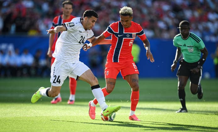 Fussball FIFA WM 2026 Vorrunde Gruppe I in Boston Norwegen - Irak 16.06.2026 Antonio Nusa (re, Norwegen) gegen Zaid Ismail (Mitte, Irak)