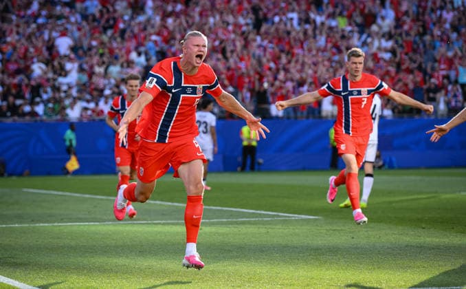 Fussball FIFA WM 2026 Vorrunde Gruppe I in Boston Norwegen - Irak 16.06.2026 JUBEL Norwegen; Torschuetz zum 0-1 Erling Haaland (li) und Alexander Soerloth (re)