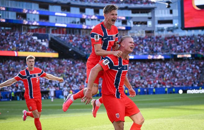 Fussball FIFA WM 2026 Vorrunde Gruppe I in Boston Norwegen - Irak 16.06.2026 JUBEL Norwegen; Torschuetz zum 0-1 Erling Haaland (re mit David Moeller Wolfe (oben) und Alexander Soerloth (hinten li)